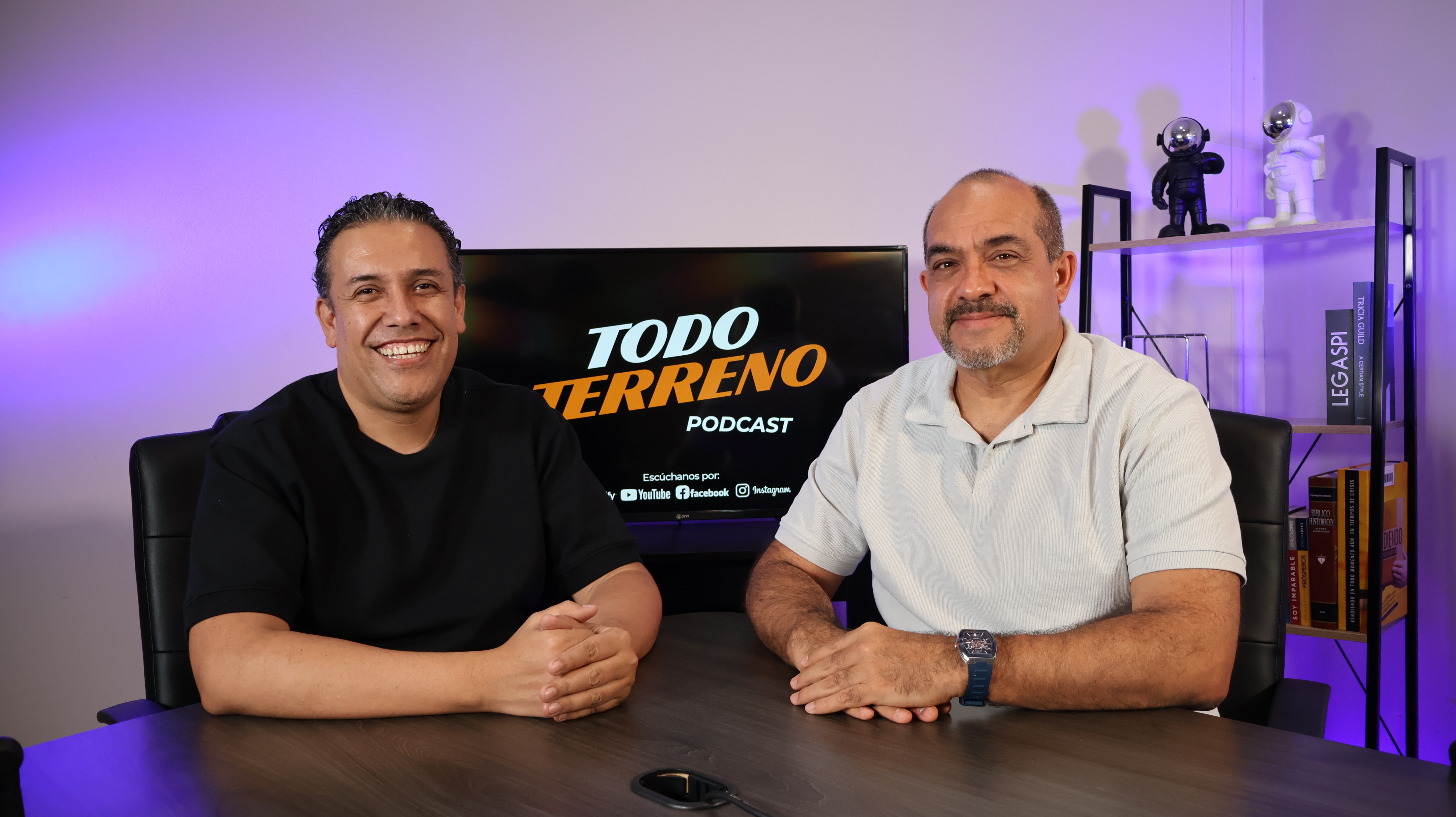 Dos integrantes de Todo Terreno en el estudio